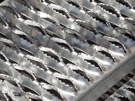 Heavy duty diamond-strut aluminum plank grating.