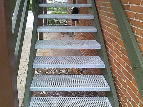 Aluminum stair tread grating for an exterior stair.