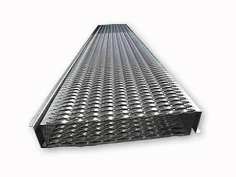 Heavy-duty Diamond-Strut walkway with multiple widths for different uses.